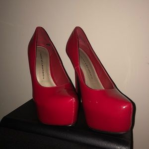 Stunning Red shiny heels.